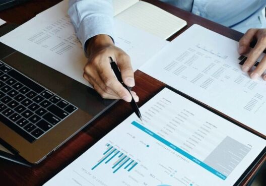 Man reviews paper on lump sum investing