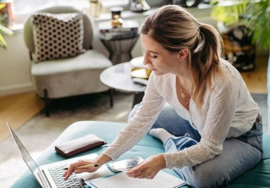 Woman learns how to potentially avoid AI investment fraud
